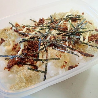 お弁当　とろろ昆布と錦松梅と刻み海苔のマヨかけご飯